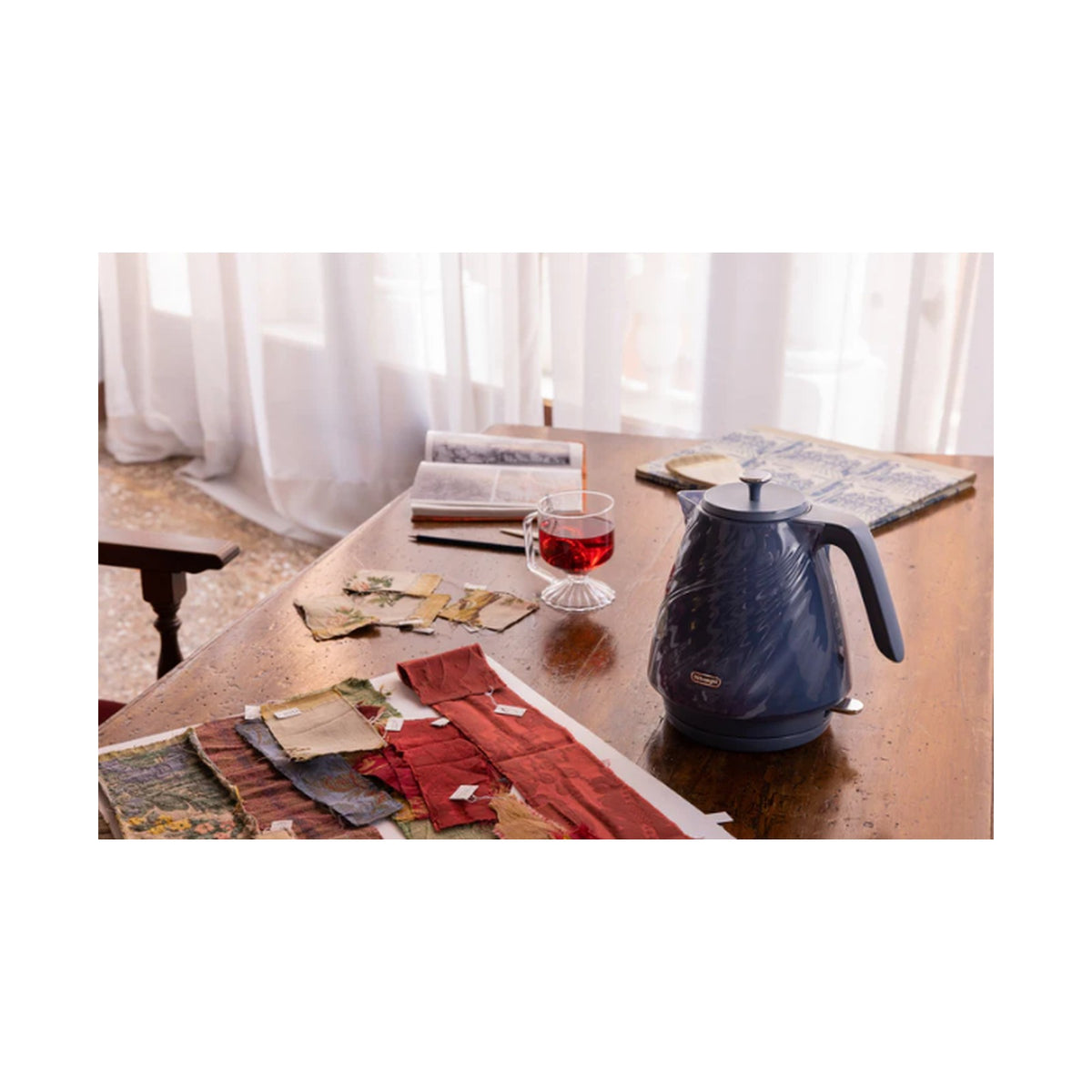 DeLonghi Ballerina Seta : 1.7L Electric Kettle - Silk Blue KBDS3001.BL