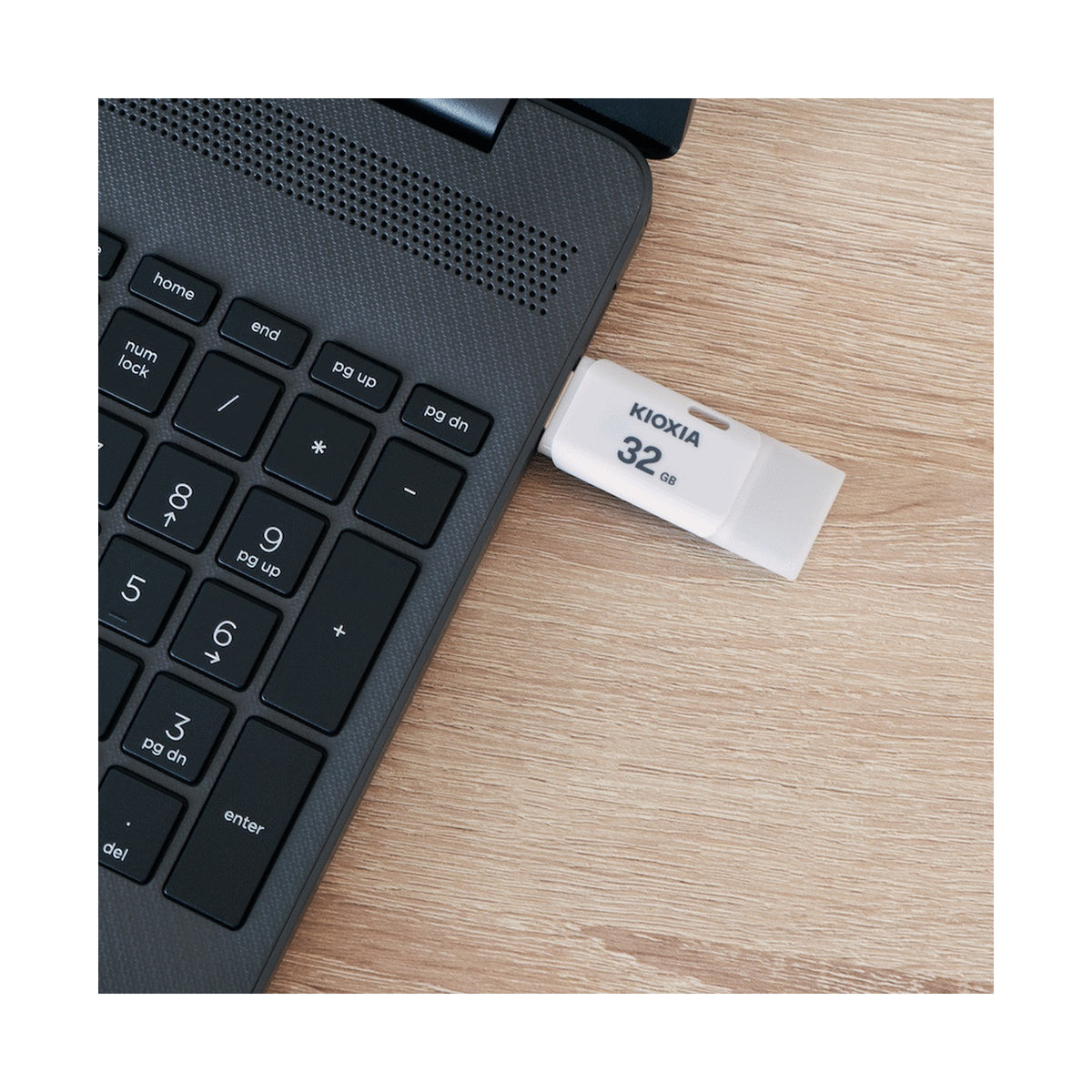 Kioxia 32GB USB 2.0-White