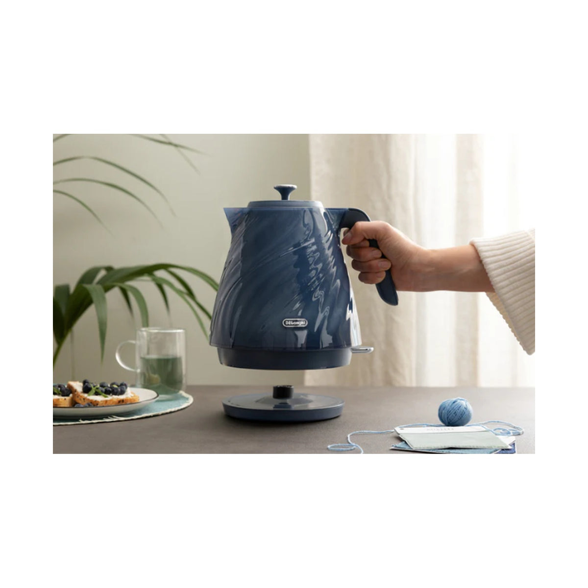 DeLonghi Ballerina Seta : 1.7L Electric Kettle - Silk Blue KBDS3001.BL