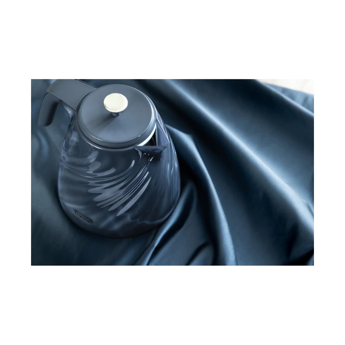 DeLonghi Ballerina Seta : 1.7L Electric Kettle - Silk Blue KBDS3001.BL