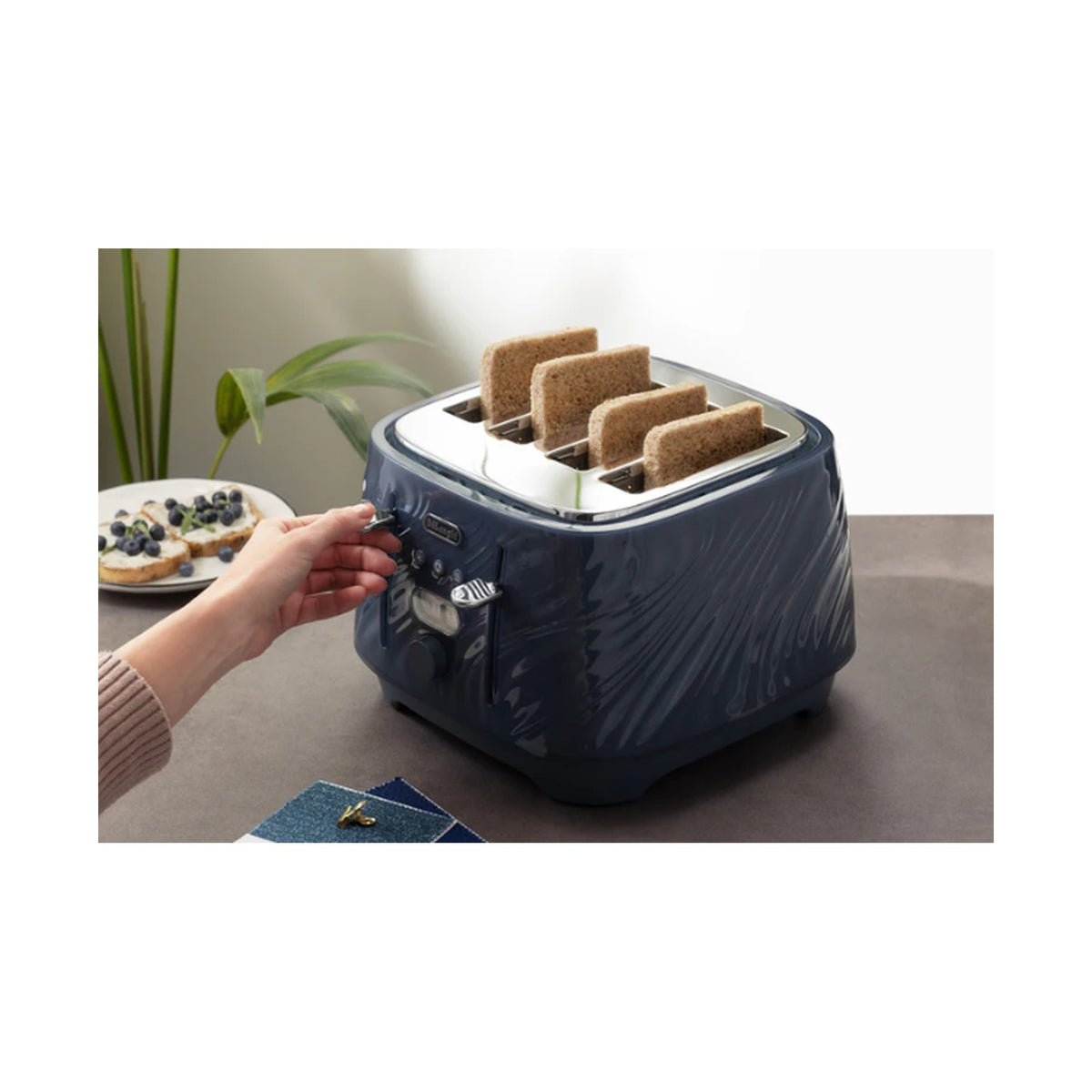 DeLonghi Ballerina Seta : 4 Slice Toaster - Silk Blue CTDS4003.BL
