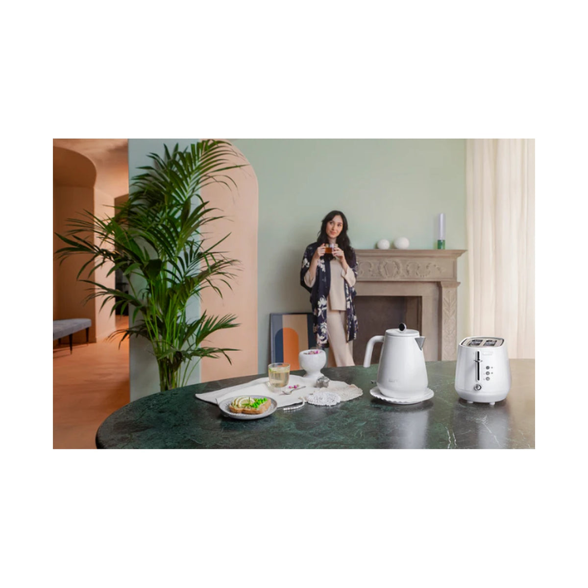 DeLonghi Eclettica Electric Kettle: White KBY2001.W 1.7L