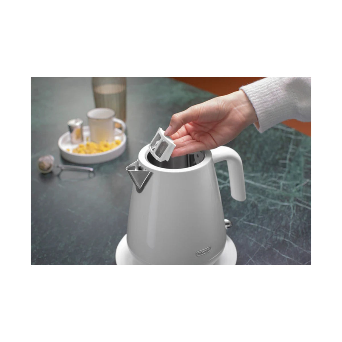 DeLonghi Eclettica Electric Kettle: White KBY2001.W 1.7L