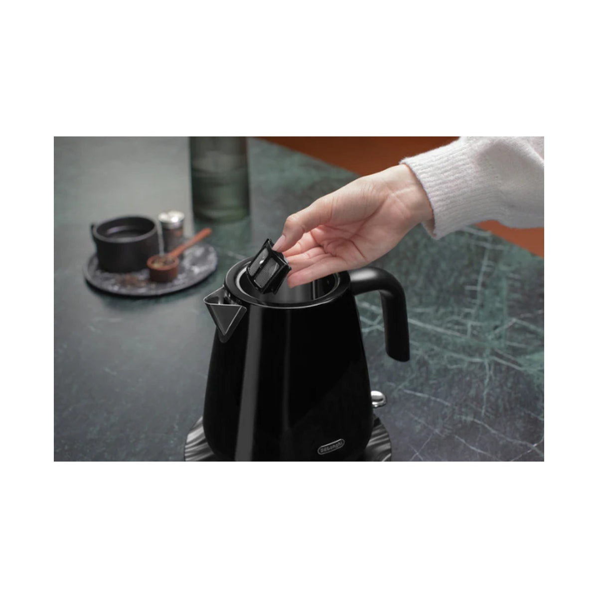 DeLonghi Eclettica Electric Kettle: Black KBY2001.BK 1.7L