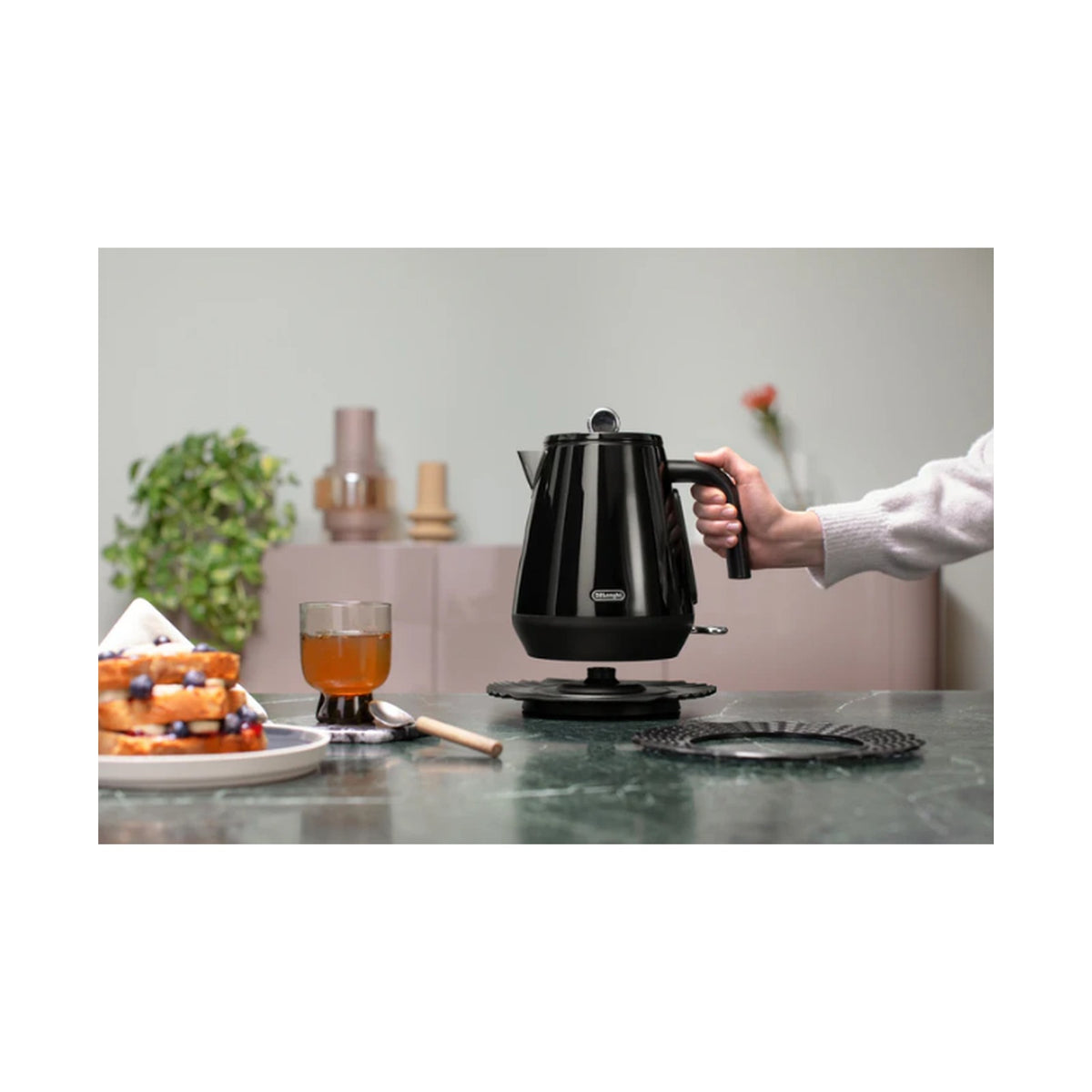 DeLonghi Eclettica Electric Kettle: Black KBY2001.BK 1.7L