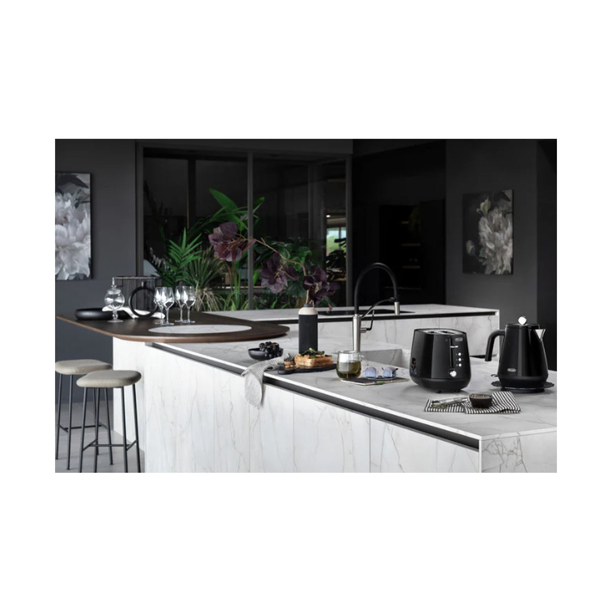 DeLonghi Eclettica Electric Kettle: Black KBY2001.BK 1.7L