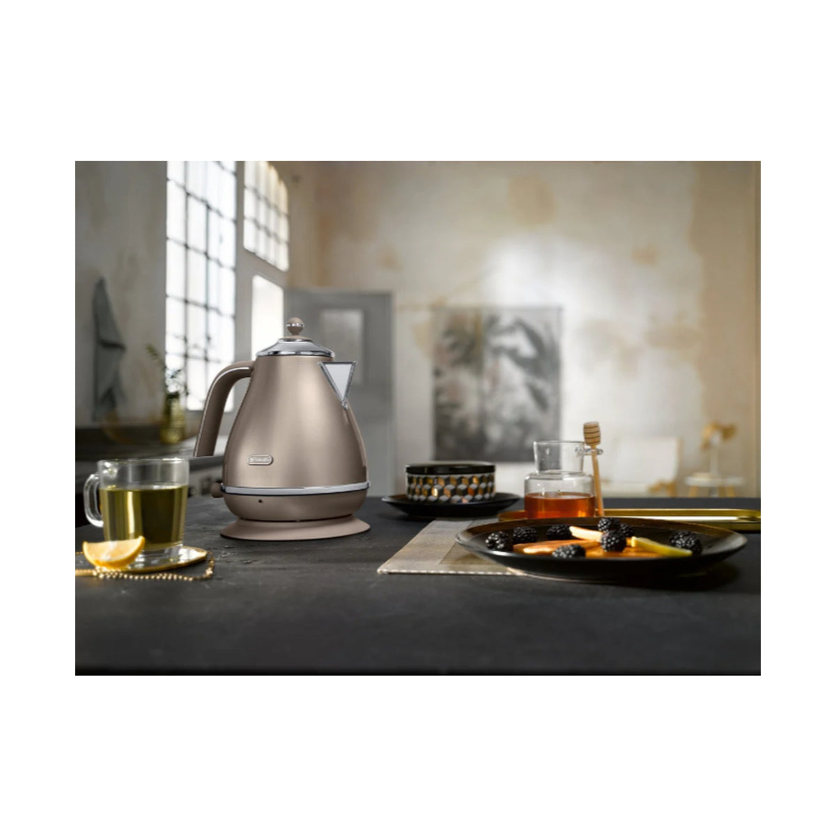 DeLonghi Icona Metallics 1.7L Electric Kettle Iridescent Beige KBOT3001.BG