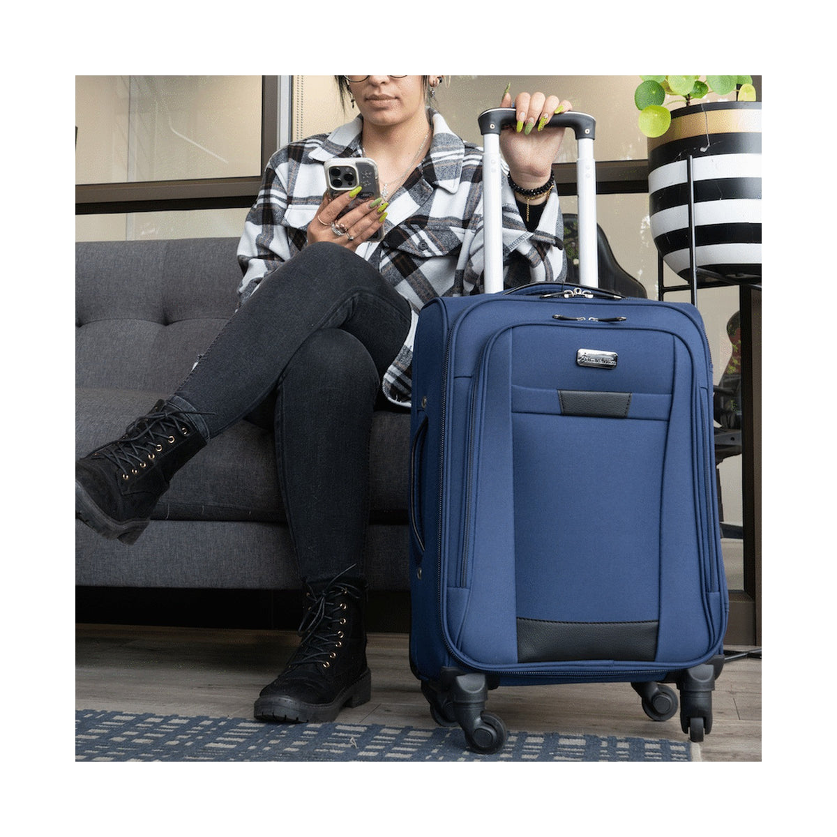Travelwize Arctic 55cm 4-Wheel Spinner Trolley Case - Navy